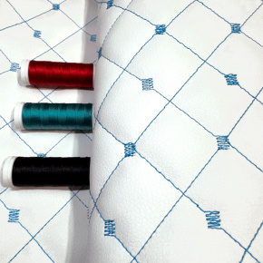 Ekokůže MIX 3x3 cm barva bílá prošívaná tyrkysovými nitěmi, metráž, 145 cm