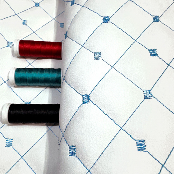 Ekokůže MIX 3x3 cm barva bílá prošívaná tyrkysovými nitěmi, 1,3 m x 0,55 m