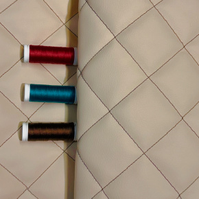 Ekokůže prošívaná 5×5 cm, béžová, hnědé nitě, metráž, šíře 145 cm