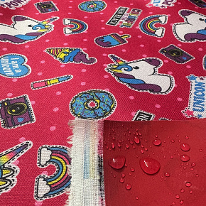 Nepromokavá látka Kodura PVC zátěr 600D, 360 g/m², šíře 150 cm, jednorožec na červeném Nepromokavá látka Kodura PVC zátěr 600D, 360 g/m², šíře 150 cm, jednorožec na červeném