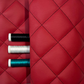 Ekokůže prošívaná 5×5 cm, červená, černé nitě, metráž, šíře 145 cm